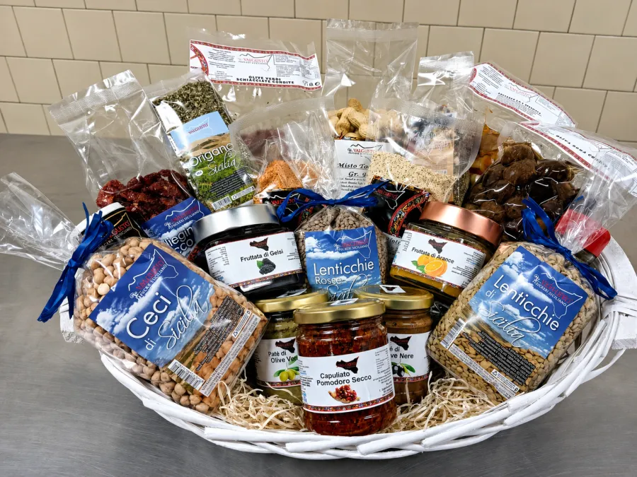 Cesto regalo Valgusto con legumi, patè, fruttate e specialità siciliane