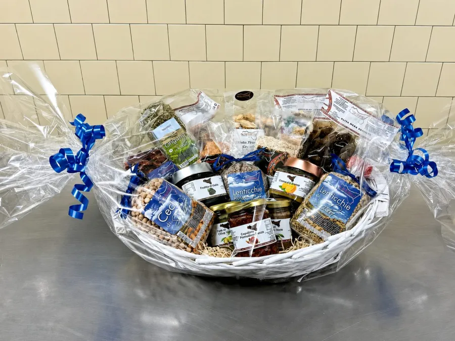 Cesto regalo con specialità siciliane Valgusto